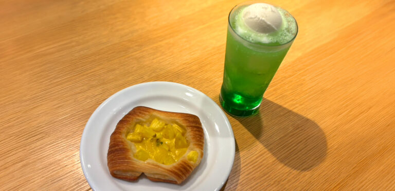 夏の終わりに食べてほしい<br>南国なパンとクリームソーダ